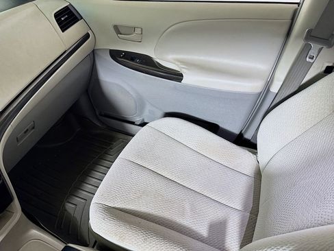 Used 2011 Toyota Sienna LE FWD image 19