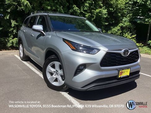 Used 2023 Toyota Highlander LE FWD image 1