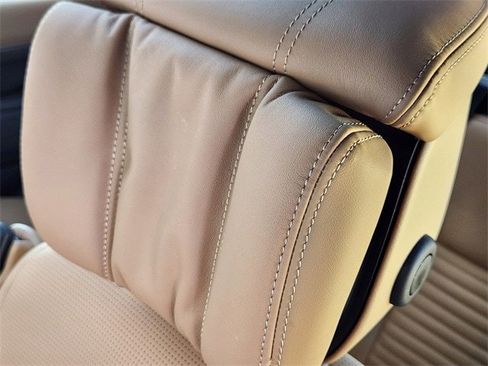 Used 2024 Land Rover Discovery Metropolitan Edition image 10