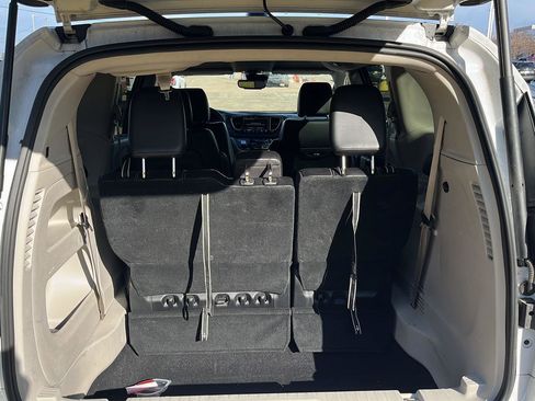Used 2024 Chrysler Pacifica Touring-L image 8