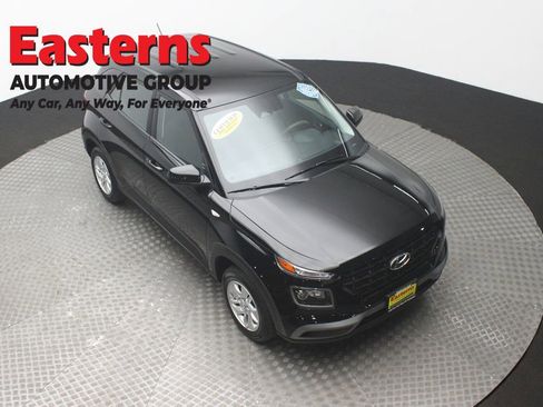 Used 2025 Hyundai Venue SE image 3