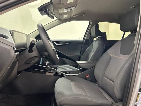 Used 2025 Kia Niro LX FWD image 6