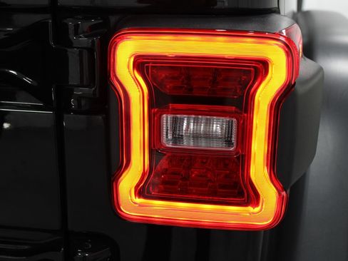 Used 2024 Jeep Wrangler Unlimited Rubicon image 23