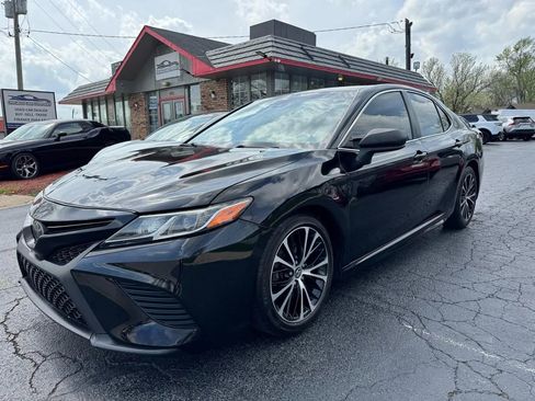 Used 2019 Toyota Camry SE FWD image 5