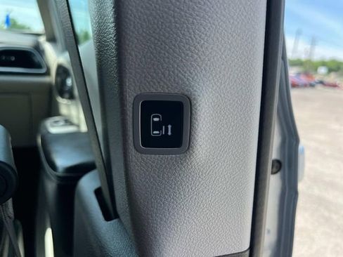Certified 2024 Chrysler Pacifica Touring-L FWD image 24