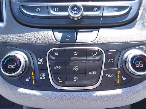 Used 2025 Chevrolet Malibu LT FWD image 14