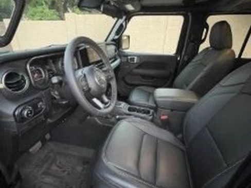 Used 2025 Jeep Gladiator Sport image 6