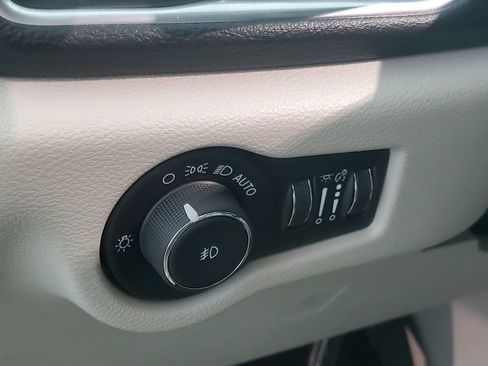 Used 2024 Chrysler Pacifica Limited AWD/4WD image 11