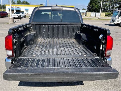 Used 2017 Toyota Tacoma TRD Off-Road w/ Tow Package (A/T) AWD/4WD image 18