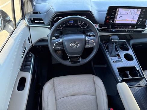 Used 2022 Toyota Sienna Limited image 24