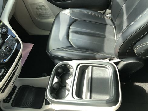 Used 2020 Chrysler Voyager Lxi image 27