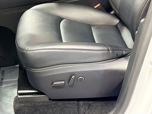 Used 2025 Tesla Model Y Long Range AWD/4WD image 18