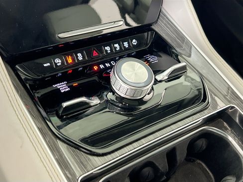 Used 2022 Jeep Wagoneer Series II w/ Convenience Group I AWD/4WD image 17