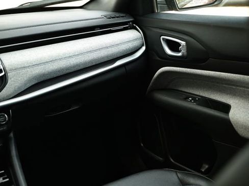 Used 2024 Jeep Compass Latitude image 28