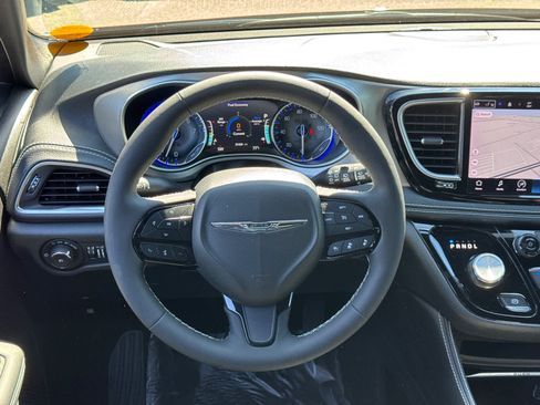 Used 2023 Chrysler Pacifica Limited w/ S Appearance Package FWD image 17