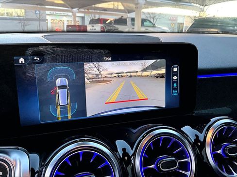 Used 2024 Mercedes-Benz GLB 250 image 32