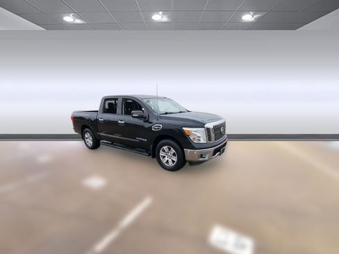 Used 2017 Nissan Titan SV image 6