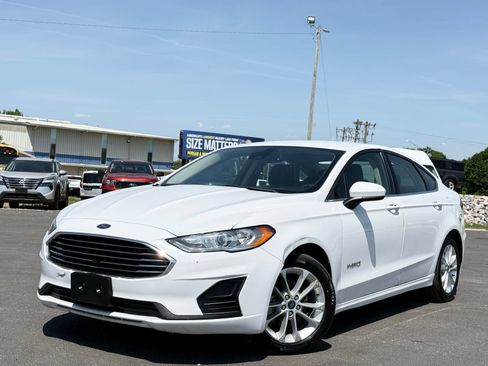 Used 2019 Ford Fusion SE FWD image 1