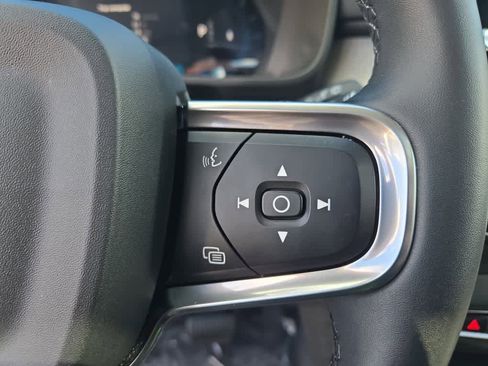 Used 2025 Volvo XC40 B5 Core image 15