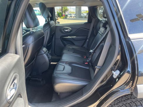 Used 2019 Jeep Cherokee Trailhawk w/ Cold Weather Group AWD/4WD image 17