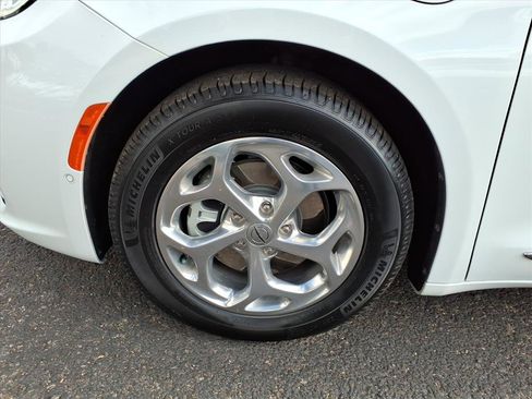 Used 2021 Chrysler Pacifica Limited w/ Uconnect Theater Family Group image 9