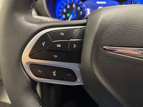 Used 2023 Chrysler Pacifica Touring-L w/ Uconnect Theater Family Group FWD image 12