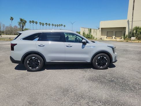 Used 2024 Kia Sorento S w/ Panoramic Sunroof Package image 5