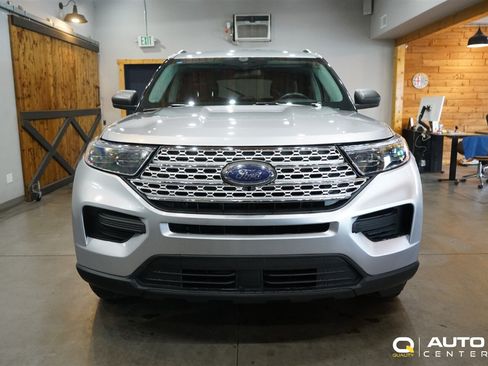 Used 2022 Ford Explorer XLT AWD/4WD image 2