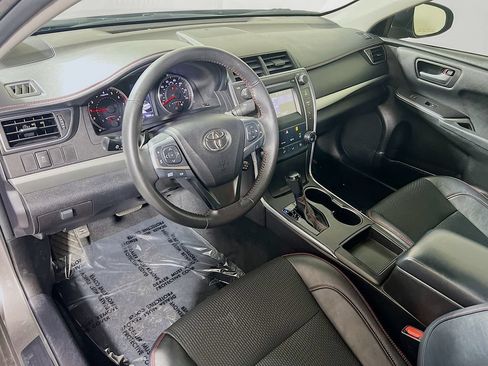Used 2017 Toyota Camry SE FWD image 9