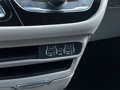Used 2024 Chrysler Pacifica Touring-L FWD image 25