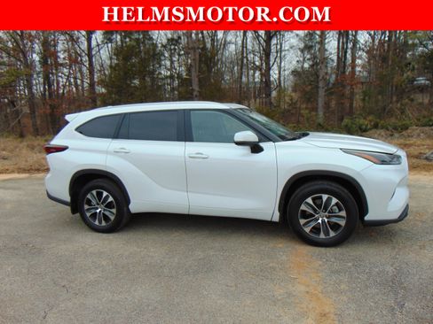Used 2025 Toyota Highlander XLE image 10