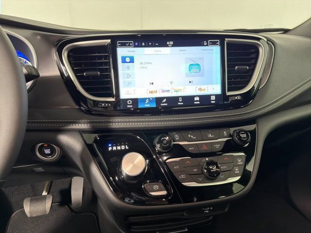 New 2026 Chrysler Pacifica Select AWD/4WD image 15