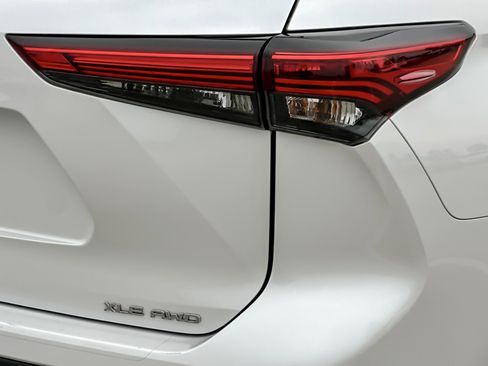 Certified 2023 Toyota Highlander XLE image 27