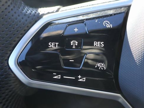 Used 2023 Volkswagen Tiguan SE R-Line image 11