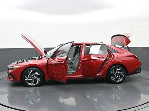 Certified 2025 Hyundai Elantra Sport image 46