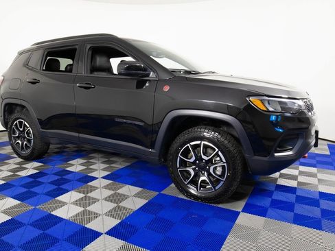 Used 2024 Jeep Compass Trailhawk image 3