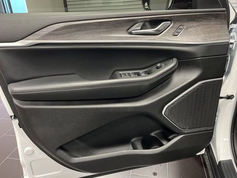 Used 2025 Jeep Grand Cherokee Limited w/ Luxury Tech Group II image 10