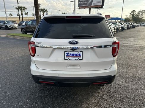 Used 2017 Ford Explorer XLT image 5