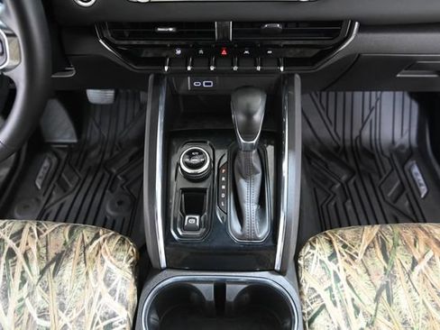 Used 2024 GMC Canyon Elevation w/ Elevation Premium Package AWD/4WD image 30