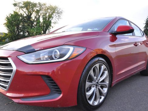 Used 2017 Hyundai Elantra SE FWD image 2