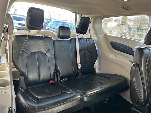 Used 2023 Chrysler Pacifica Touring-L image 29
