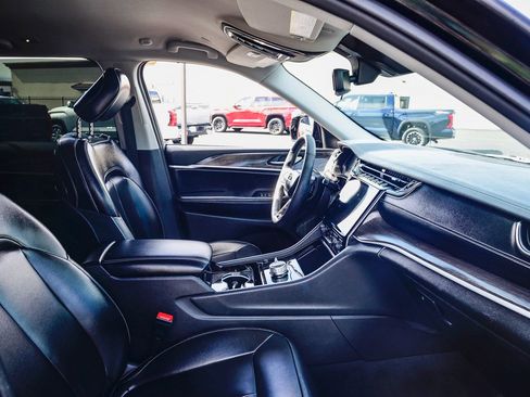 Used 2023 Jeep Grand Cherokee Limited w/ Black Appearance Package image 18