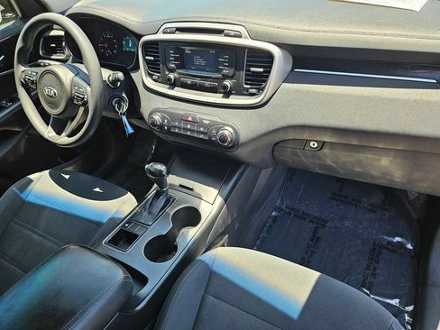 Used 2017 Kia Sorento FWD image 11