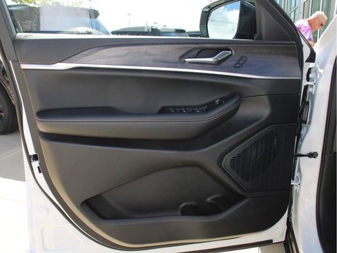 New 2025 Jeep Grand Cherokee Limited image 9