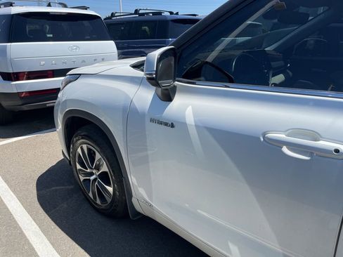 Used 2021 Toyota Highlander XLE AWD/4WD image 11
