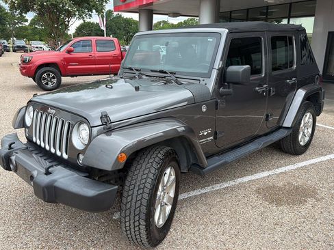 Used 2018 Jeep Wrangler Unlimited Sahara w/ Connectivity Group AWD/4WD image 7