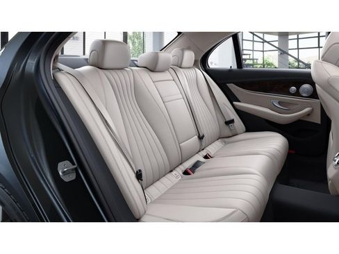 Used 2022 Mercedes-Benz E 350 4MATIC Sedan image 5