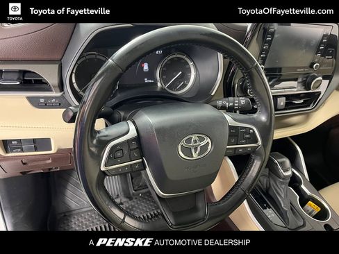 Used 2022 Toyota Highlander XLE FWD image 29