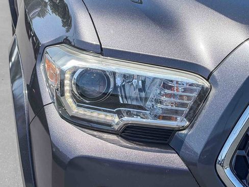 Used 2018 Toyota Tacoma TRD Sport w/ Technology Package image 7