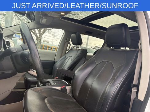 Used 2019 Chrysler Pacifica Limited image 7